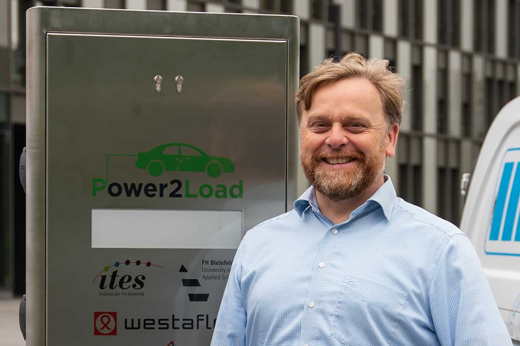 Prof. Dr. Jens Hausbrock lie&szlig; intelligente KI-gesteuerte Verfahren entwickeln, die die vorhandene Netzinfrastruktur besser nutzen k&ouml;nnen. Foto: F. H&uuml;ffelmann/HSBI