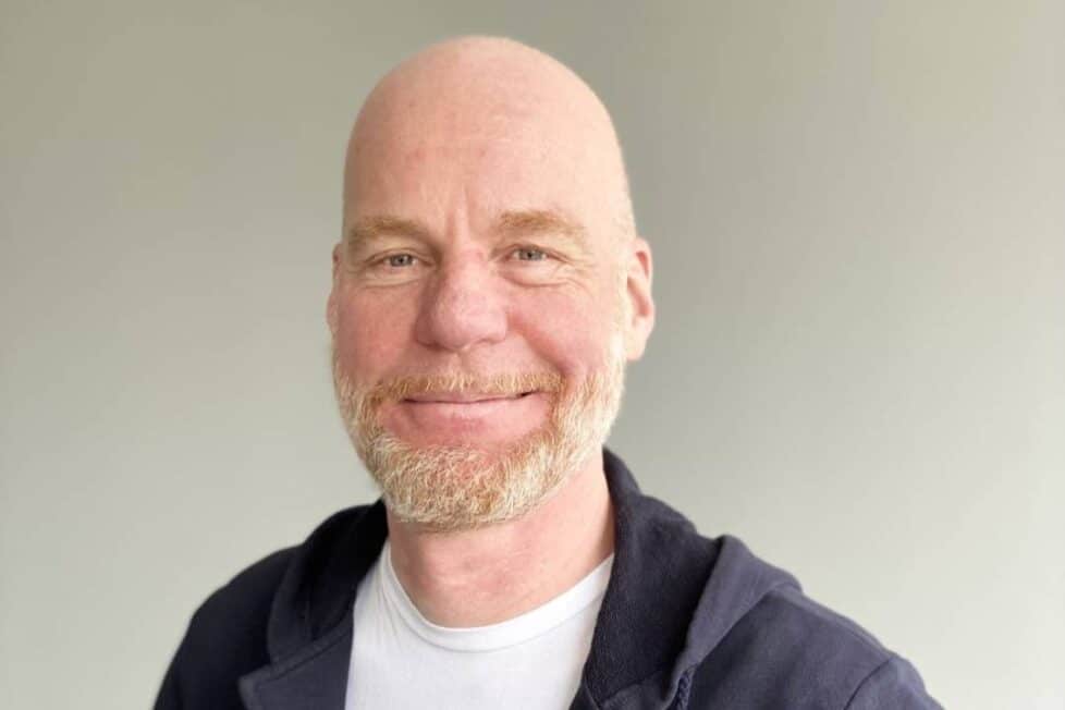 Klaus Jansen, bekannt als „Transferbär“, schreibt für mmm-owl über den AI Act. In seiner ersten Kolumne erklärt er, warum die EU-KI-Verordnung für Unternehmen mehr TÜV als Innovationsbremse sein kann. Foto: Transferbär