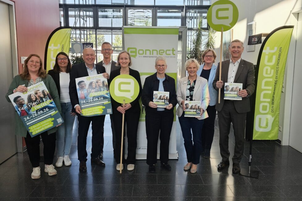 Freuen sich auf die diesjährige Connect (von links): Ann-Kathrin Strunz (Geschäftsführung Übergang Schule-Beruf, Kreis Paderborn), Maria Keck (Kreishandwerkerschaft Paderborn-Lippe), Paderborns Landrat Christoph Rüther, Aloys Buschkühl (stv. Hauptgeschäftsführer der Kreishandwerkerschaft Paderborn-Lippe), Andrea Wesemann (Agentur für Arbeit Detmold-Paderborn), Mathilde Schulze-Middig (Geschäftsführerin der Agentur für Arbeit Detmold-Paderborn), Monika Grundke (IHK Ostwestfalen zu Bielefeld Zweigstelle Paderborn), Brigitta Bergmeier-Tillmann (BBT Messegesellschaft) und Jürgen Behlke (IHK Ostwestfalen zu Bielefeld). Foto: Kreishandwerkerschaft Paderborn-Lippe/Kronsbein