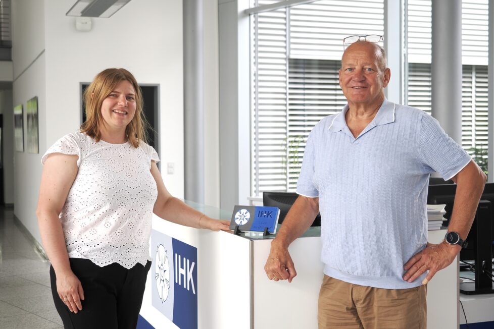 Ansprechpartnerin Christina Flöter von der IHK Lippe bringt Gründer und Jungnehmer mit „Managern im (Un)-Ruhestand“ zusammen. Einer von ihnen ist Lutz Diekjobst.  Foto: Andreas Barnekow