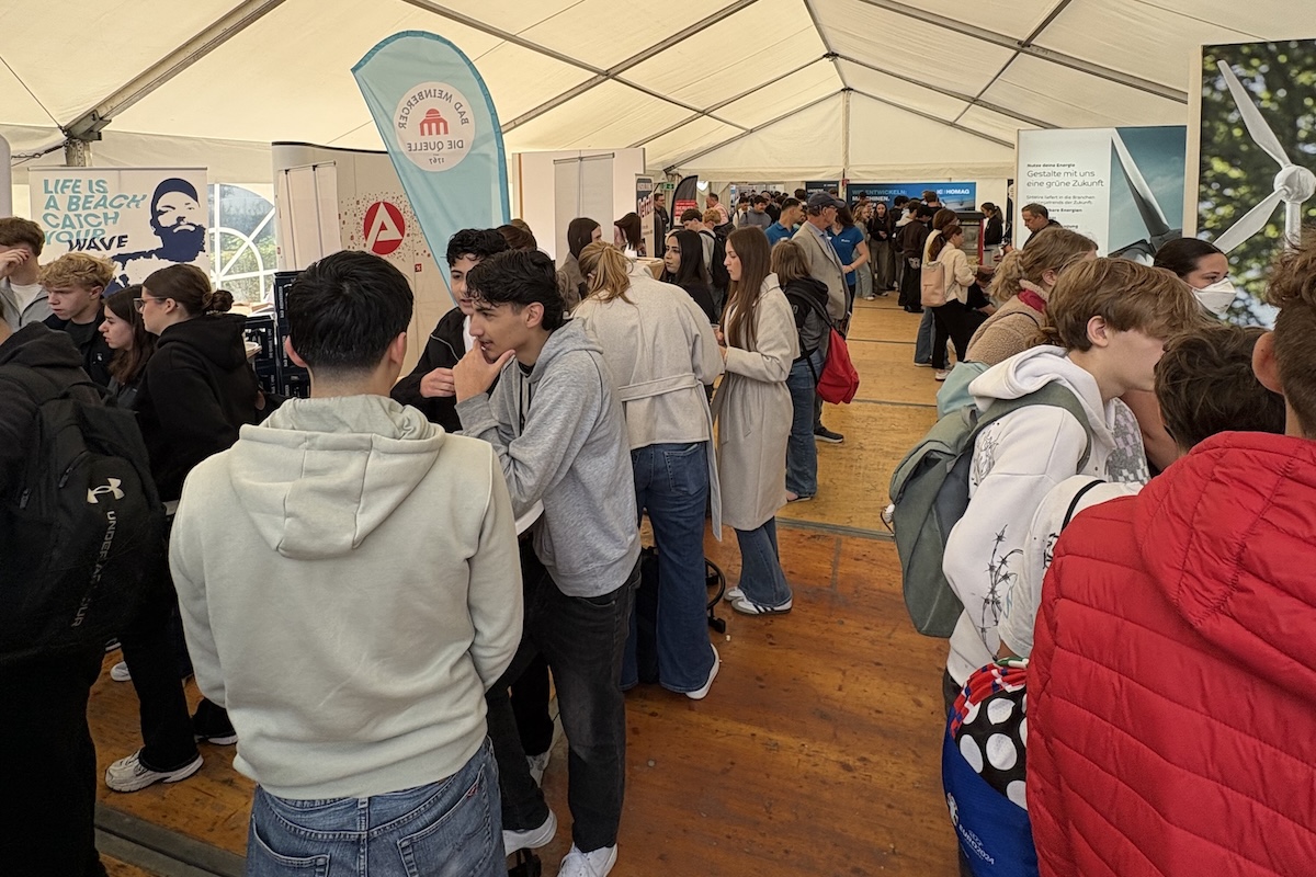 Viele Sch&uuml;lerinnen und Sch&uuml;ler besuchten die Messe gut vorbereitet. In den Gespr&auml;chen mit den Unternehmen fragten sie konkret nach Praktikumsm&ouml;glichkeiten und konnten teilweise direkt vor Ort entsprechende Vereinbarungen treffen. Foto: IHK Lippe