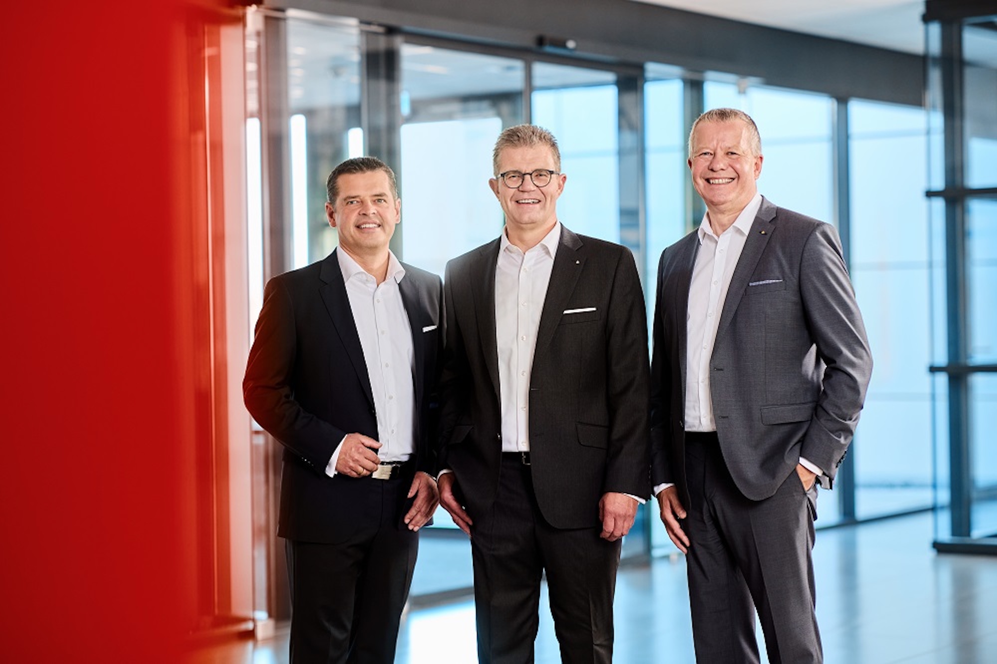 Das Vorstandsteam der Sparkasse Paderborn-Detmold-H&ouml;xter: Andreas Trotz, Arnd Paas und Achim Froh&szlig; (von links). Foto: Sparkasse Paderborn-Detmold-H&ouml;xter