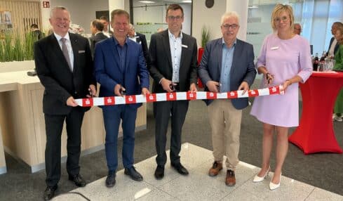 Umzug nach Sprengung: Sparkasse Paderborn-Detmold-Höxter eröffnet modernisierte Filiale in Peckelsheim