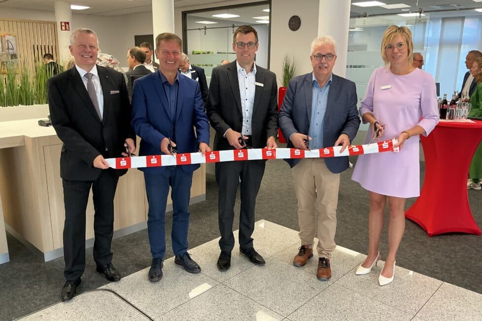 Umzug nach Sprengung: Sparkasse Paderborn-Detmold-Höxter eröffnet modernisierte Filiale in Peckelsheim