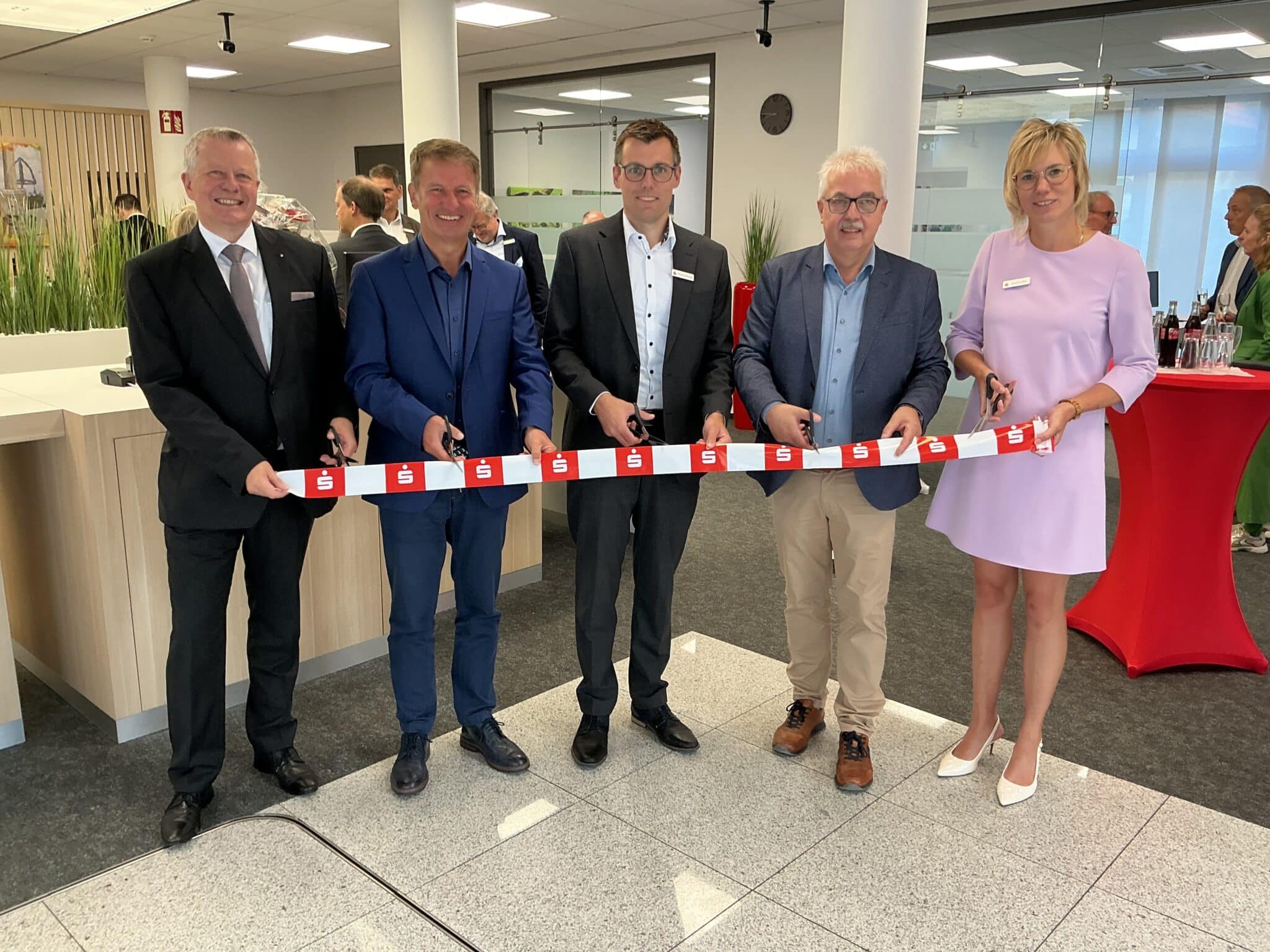 Umzug nach Sprengung: Sparkasse Paderborn-Detmold-Höxter eröffnet modernisierte Filiale in Peckelsheim