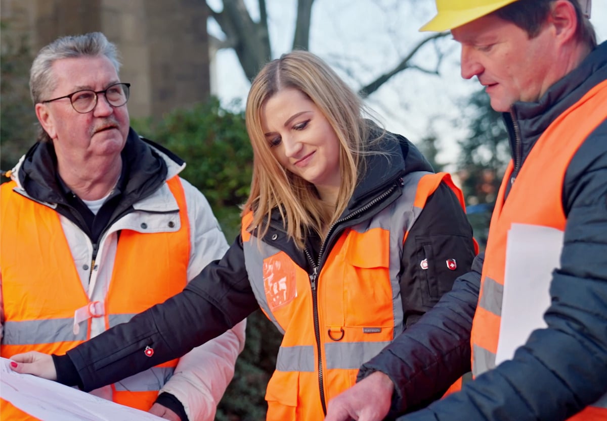 Gr&uuml;nder Dieter Ristein (links) hat das SR Ingenieurb&uuml;ro OWL inzwischen an seine Tochter Lisa Ristein sowie Claus Hartmann &uuml;bergeben. Foto: SR Ingenieurb&uuml;ro OWL