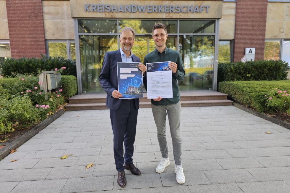 Freuen sich auf ein vielseitiges Programm am Cybersicherheitstag: Geschäftsführer Markus Rempe (links) und Yannic Stangier, Abteilungsleiter Innovation und Technologietransfer bei der Keishandwerkerschaft Paderborn-Lippe. Foto: Keishandwerkerschaft Paderborn-Lippe