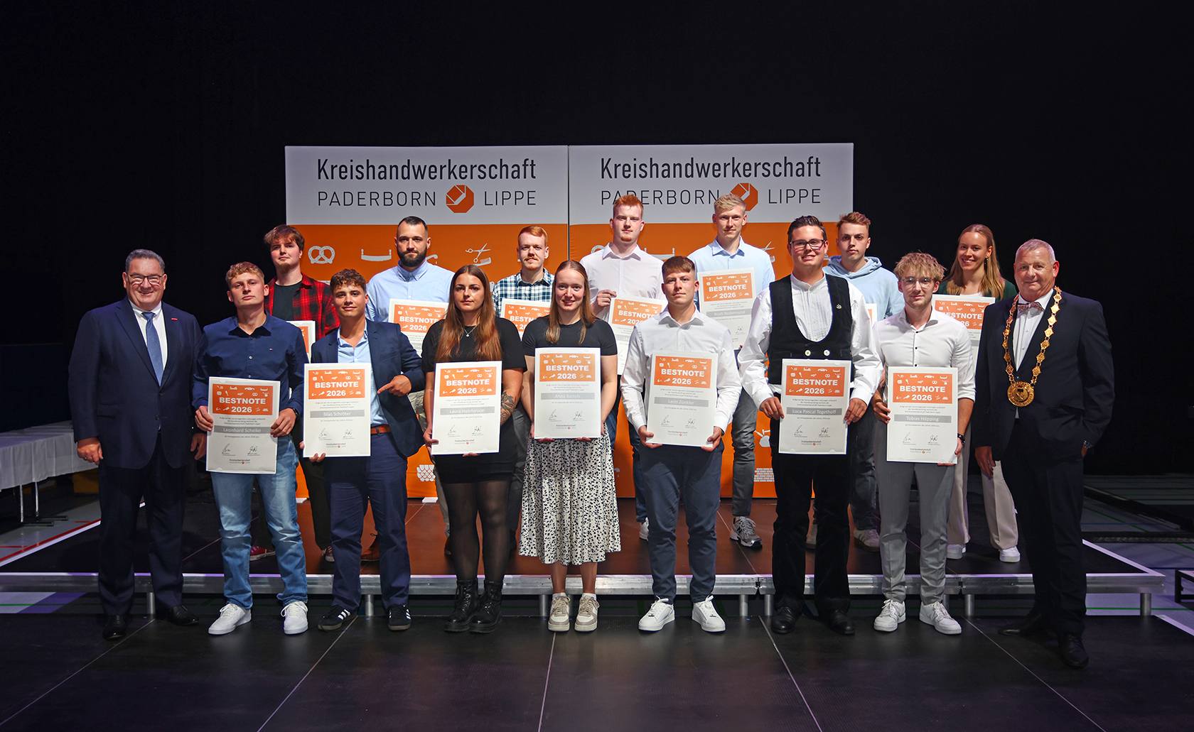 Michael H. Lutter, Hauptgesch&auml;ftsf&uuml;hrer der Kreishandwerkerschaft Paderborn-Lippe (links), und Kreishandwerksmeister Mickel Biere (rechts) gratulieren den Innungsbesten aus dem Kreis Paderborn zum erfolgreichen Berufsabschluss im Handwerk. Foto: PHOEMAX/Dietmar Flach