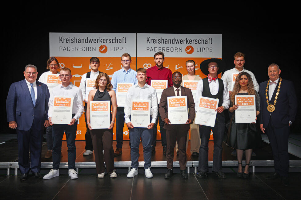 Michael H. Lutter, Hauptgeschäftsführer der Kreishandwerkerschaft Paderborn-Lippe (links), und Kreishandwerksmeister Mickel Biere (rechts) gratulieren den Innungsbesten aus dem Kreis Lippe zum erfolgreichen Berufsabschluss im Handwerk. Foto: PHOEMAX/Dietmar Flach