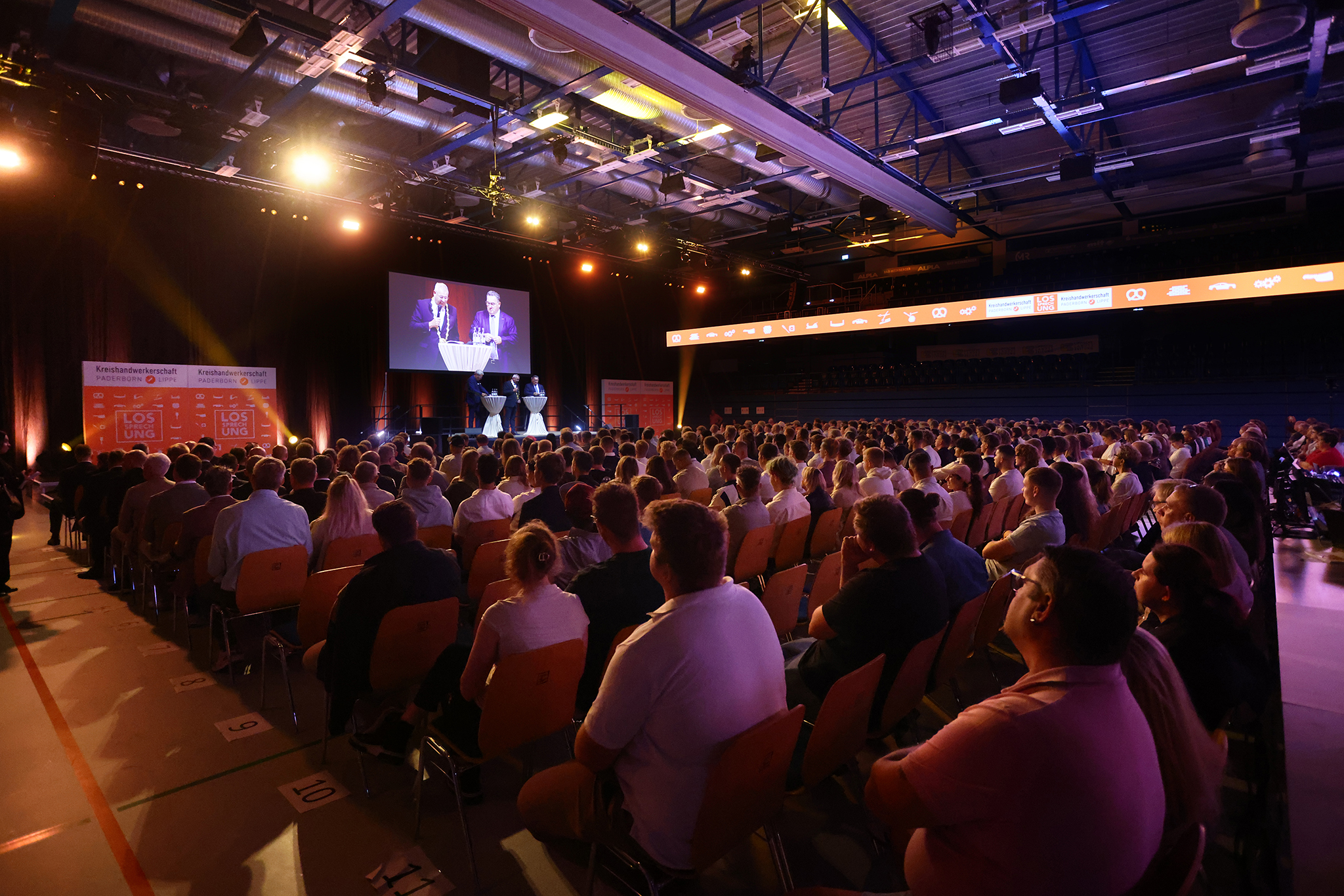 Lossprechungsfeier der Kreishandwerkerschaft Paderborn-Lippe in der Phoenix Contact Arena in Lemgo. Foto: PHOEMAX/Dietmar Flach