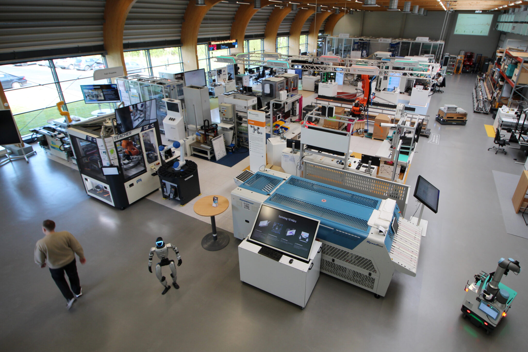 Mit Fraunhofer Lemgo wird aus Forschung etwas, das nicht etwa irgendwo stattfindet, sondern mitten in der Region OWL &ndash; im privaten und beruflichen Alltag der Menschen. Foto: Fraunhofer Lemgo