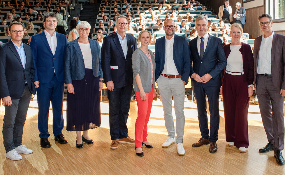 Für den Kreis Höxter gratulierten: (v.l.n.r.) Marc Schüle (Universität Paderborn), Carsten Koch (HEGLA), Annette Mühlenhoff (Kreis Paderborn), Bernd Schäfers-Maiwald (dSPACE), Eva Thöne (Vauth Sagel), Thorsten Heggen (VerbundVolksbank OWL), Robert Siemensmeyer (Stadt Paderborn), Sylvia Looks (CLAAS Stiftung) und Prof. Dr. René Fahr (Universität Paderborn)