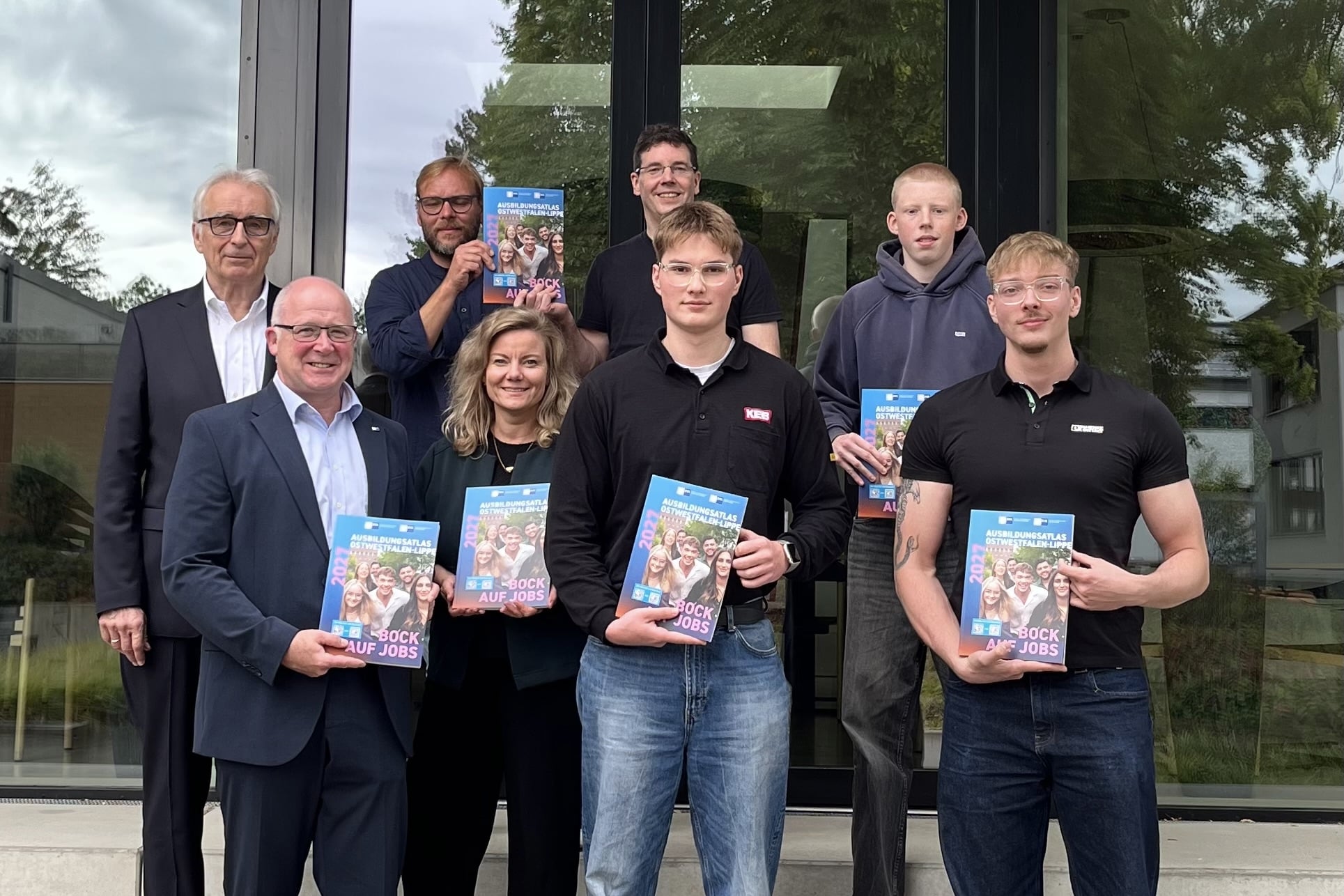 Freuen sich &uuml;ber den neuen Ausbildungsatlas: Volker Steinbach (von links), Martin Raithel, Mario Westerholt, Annette Lehmk&ouml;ster, Kai Schwabe, Luca Botschinski (KEB), Nico Vieregge und Tom Hanske (Phoenix Contact). Foto: IHK Lippe Foto: IHK Lippe