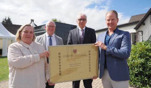 90 Jahre KNEHO-LACKE: Vom „Knetbaren Holz“ zum internationalen Spezialisten für UV-Lacke 