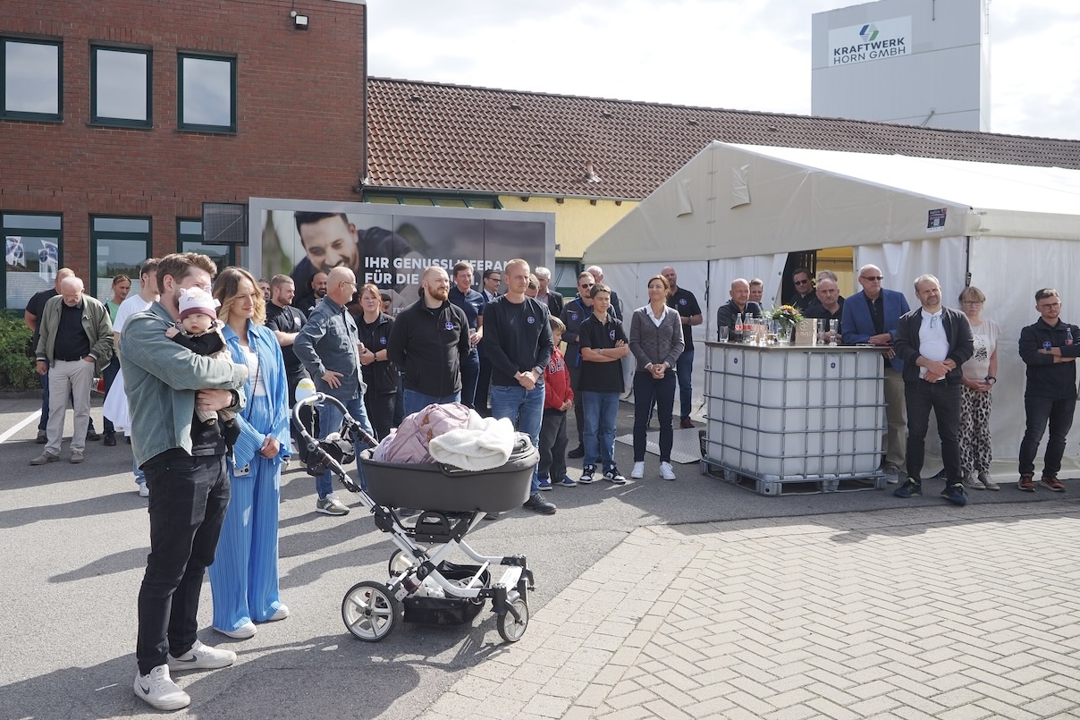 Viele Generationen vereint: KNEHO hat das 90-j&auml;hrige Bestehen mit einem gro&szlig;en Fest mit seinen Mitarbeiterinnen und Mitarbeitern gefeiert. Foto: Andreas Barnekow