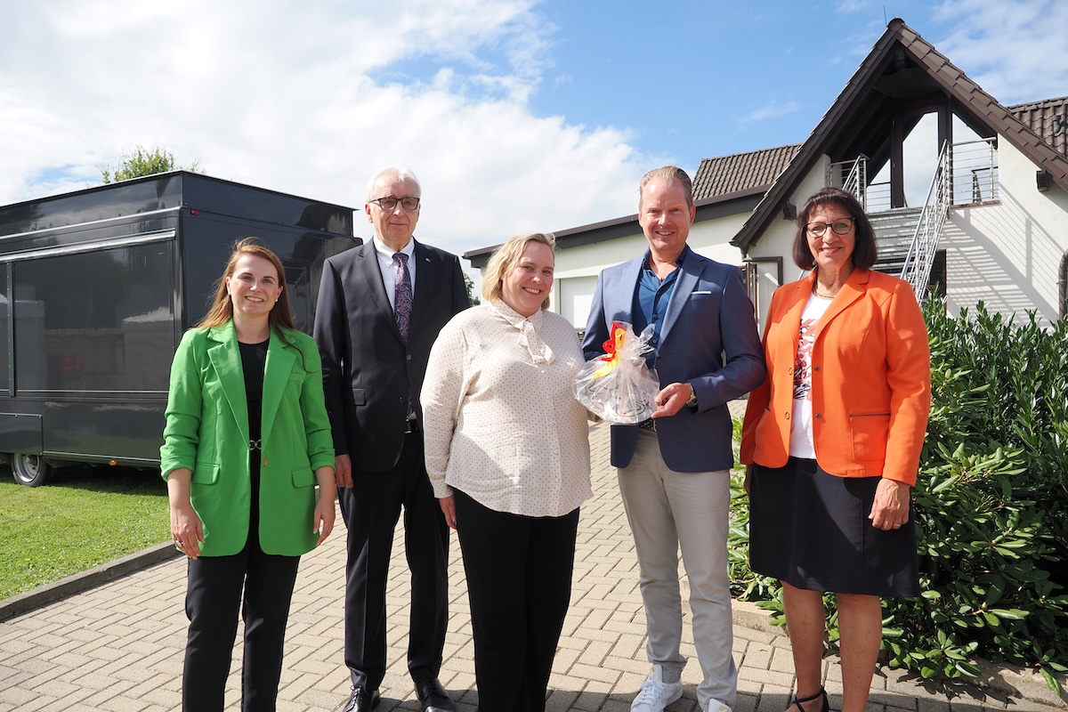 Lob aus Politik und Wirtschaft: Zum Jubil&auml;um gratulierten auch Horn-Bad Meinbergs stellvertretende B&uuml;rgermeisterin Julia Tewes, IHK-Pr&auml;sident Volker Steinbach (von links) und die stellvertretende Landr&auml;tin Birgit Tornau (rechts) den KNEHO-Gesch&auml;ftsf&uuml;hrern Katharina Haak und Tim Patrick Meier. Foto: Andreas Barnekow