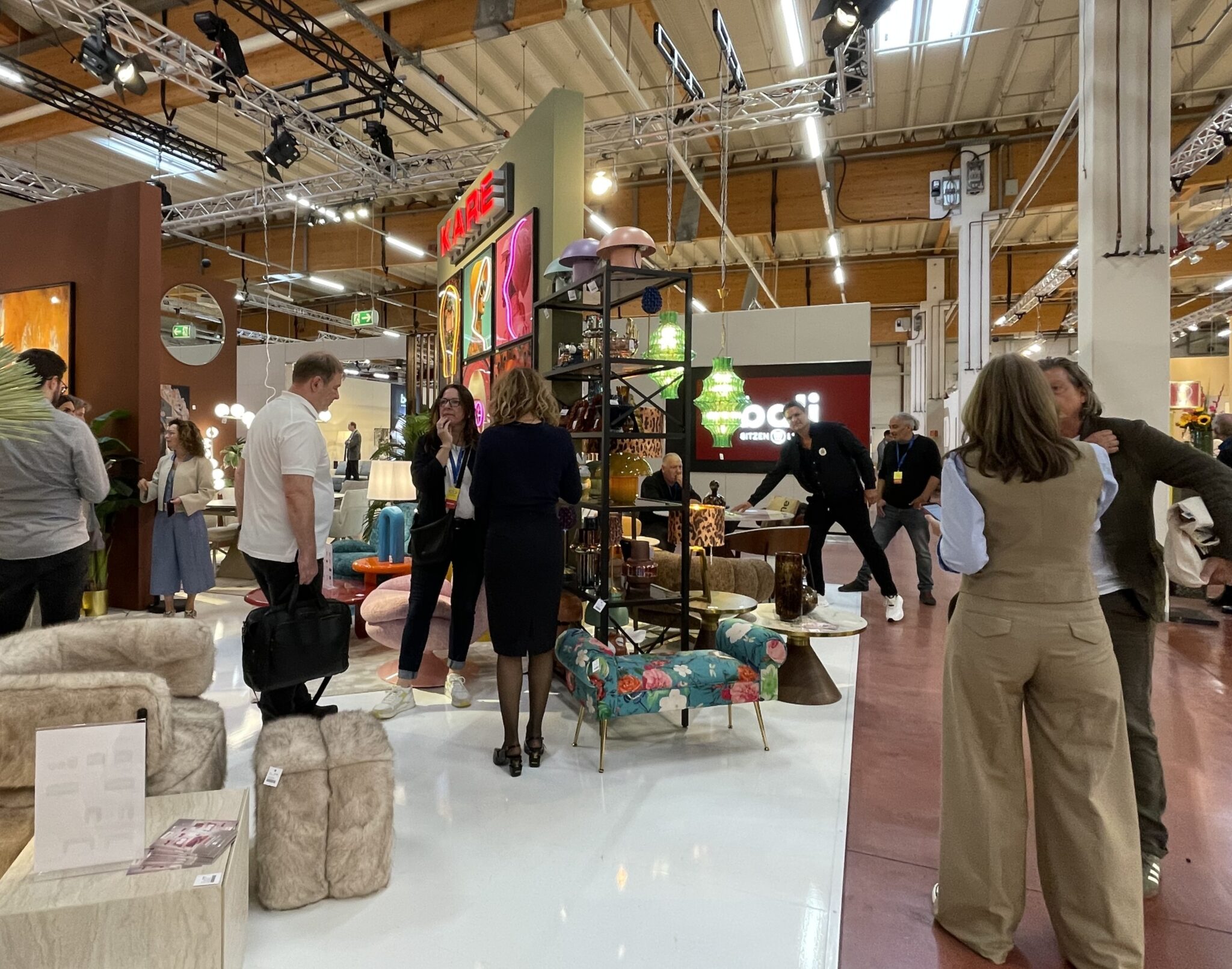 Unter sich: Die Fachmesse ist exklusiv f&uuml;r Fachbesucher, Eink&auml;ufer und Entscheider aus der Branche. Auf keiner anderen gleichartigen Veranstaltung in Europa kommt der M&ouml;belhandel in einer derartigen Konzentration zusammen.