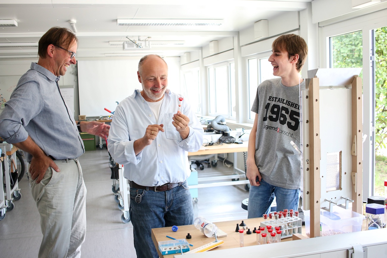 Ein Wiedersehen mit dem Erfolgsprojekt: Rainer Kammler vom Lernlabor TechLipp (Mitte) entdeckt, was aus Tim Kammels Sanduhr-Idee geworden ist. Tim (rechts) bereitet sich derzeit auf den europ&auml;ischen Forschungswettbewerb EUCYS vor. Sein Lehrer Dr. Jens Schulze begleitet ihn auf diesem Weg. Foto: TH OWL