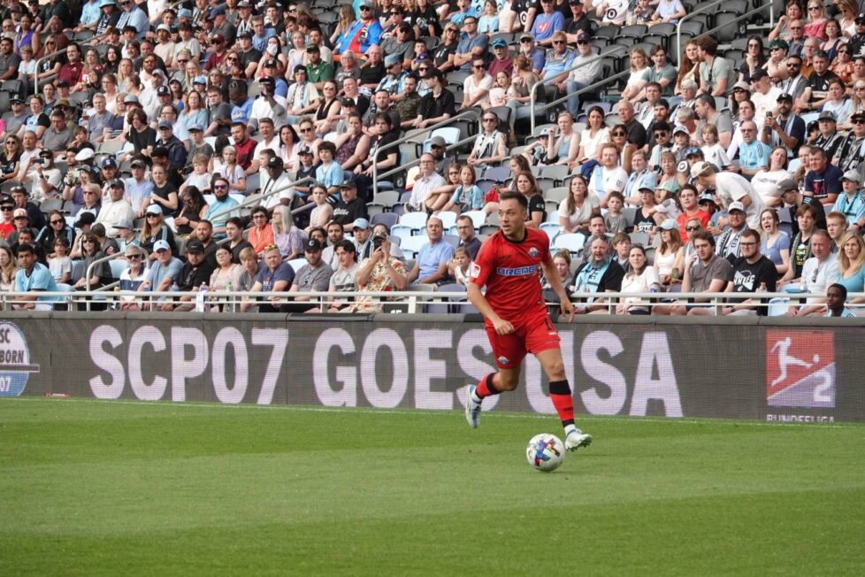 Schon 2022 hiel der SC Paderborn 07 ein Trainingslager in den USA ab, machte Werbung in eigener Sache und auch für die 1. und 2. Bundesliga. Dieses Foto zeigt eine Szene mit dem damaligen SCP-Akteur Julian Justvan im Testspiel gegen Minnesota United. Foto: SC Paderborn 07
