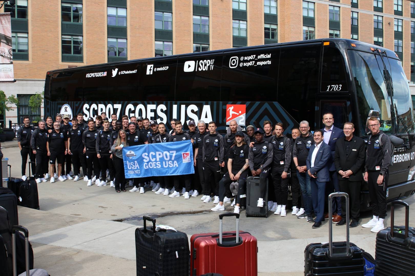 Das SCP-Team bei der Ankunft im Mannschaftshotel auf der 2022-er reise. Foto: SC Paderborn 07