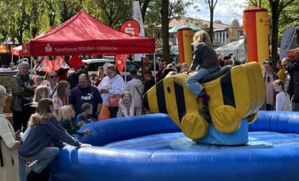 Wilder Ritt auf der Rodeo-Tigerente: Sparkasse Minden-Lübbecke bei „Eine Stadt für alle“