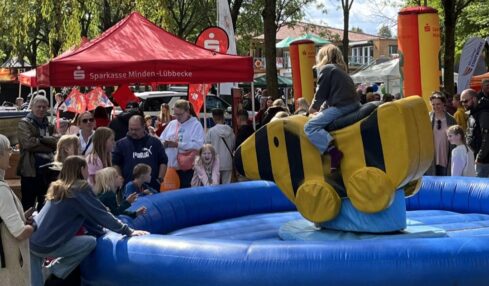 Wilder Ritt auf der Rodeo-Tigerente: Sparkasse Minden-Lübbecke bei „Eine Stadt für alle“