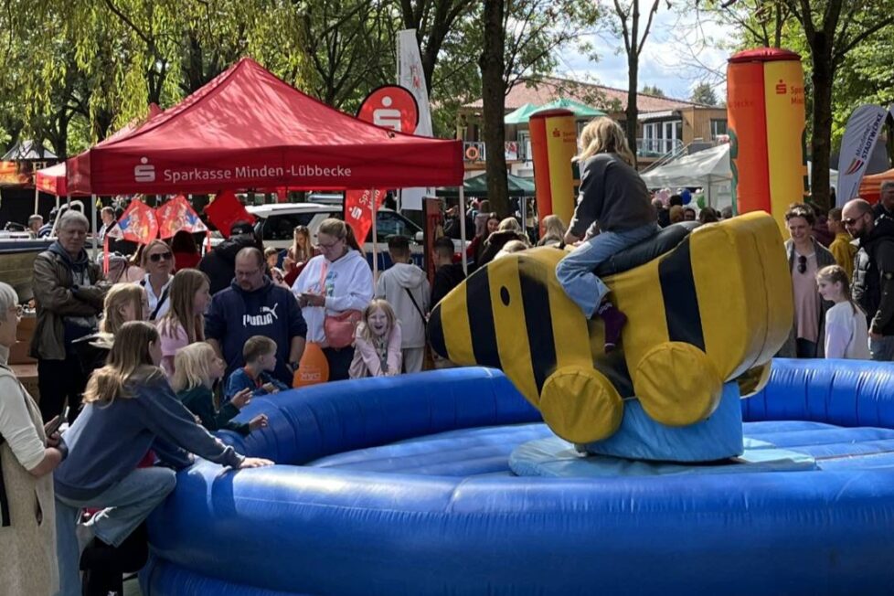 Wilder Ritt auf der Rodeo-Tigerente: Sparkasse Minden-Lübbecke bei „Eine Stadt für alle“