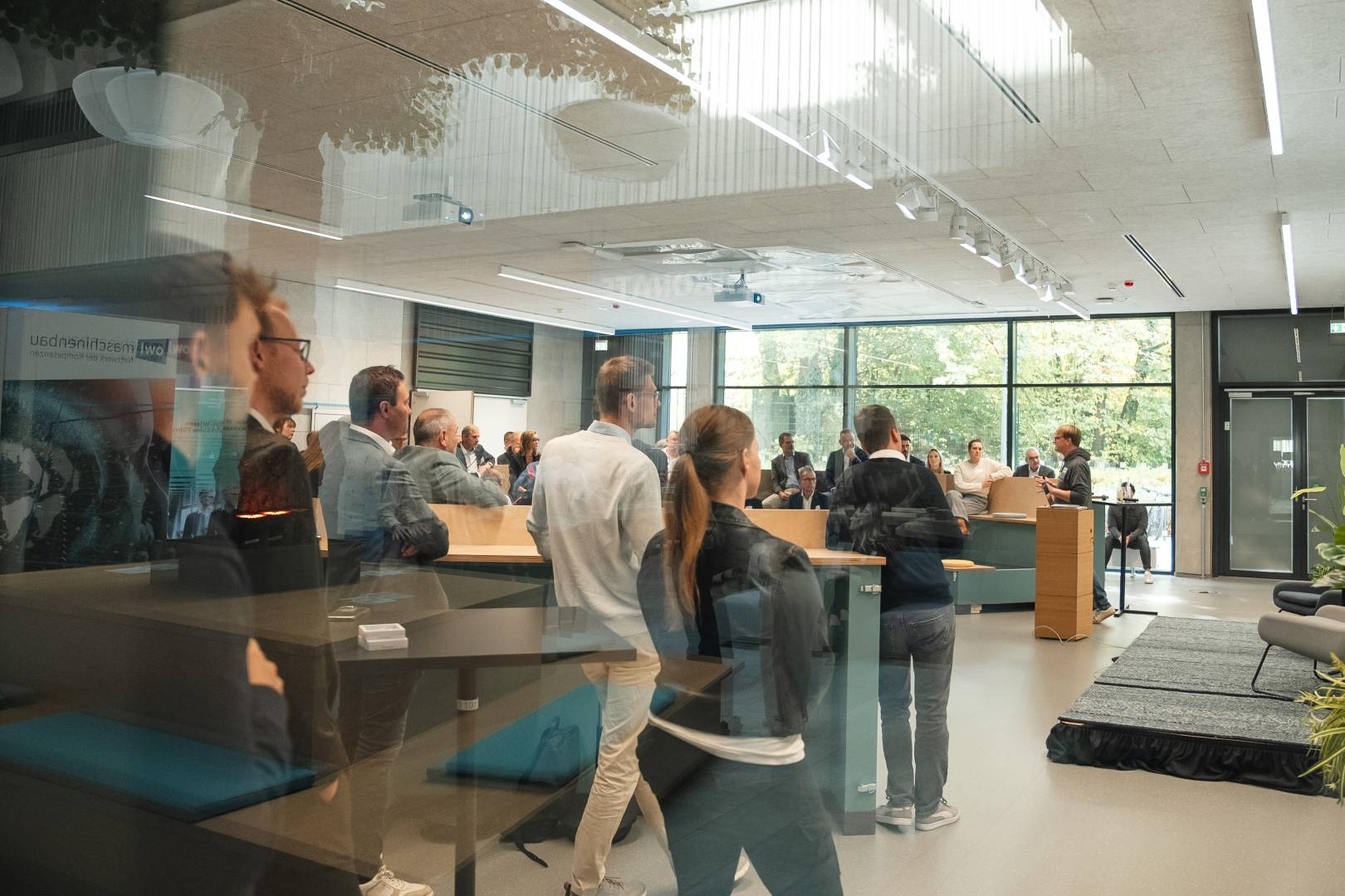 Volles Programm: Die Teilnehmenden konnten beim Format "Werkhalle trifft Garage" aus einem breiten Angebot von Impulsvortr&auml;gen und Workshops w&auml;hlen. Foto: owl maschinenbau