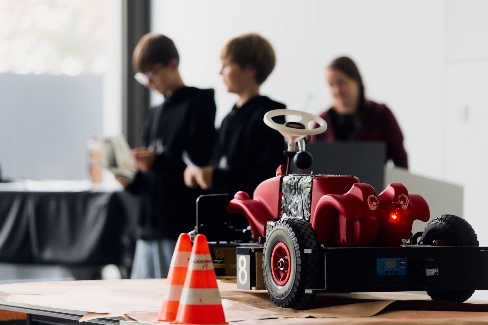 Bei der Jurysitzung in der HSBI stellten die Schutteams ihre umgebauten Solar-Racer vor. Insgesamt zw&ouml;lf Schulteams mit Unterst&uuml;tzung von Unternehmen und einer Hochschule traten beim diesj&auml;hrigen Solar Racing Cup gegeneinander an. Foto: P. Pollmeier/HSBI