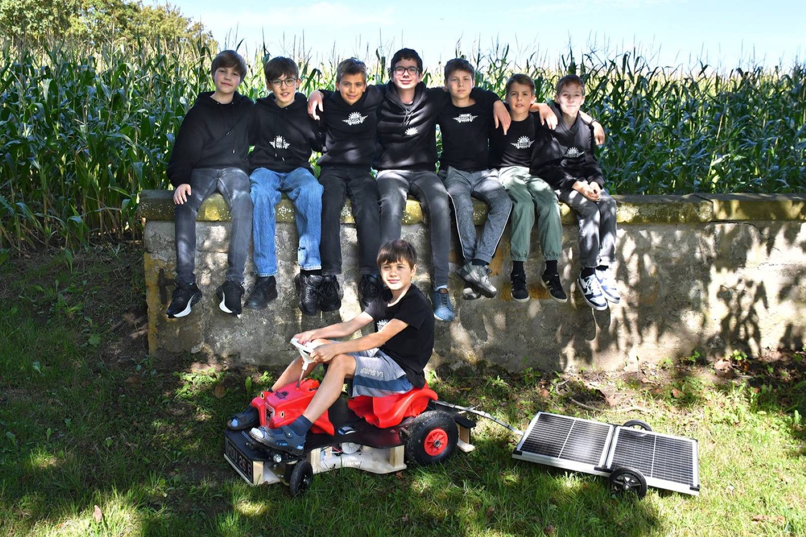 Das &bdquo;MDU Racing Team" von der Marienschule der Ursulinen. Unterst&uuml;tzt wurden die Sch&uuml;ler von Experten vom Fachbereich Ingenieurwissenschaften und Mathematik der HSBI. Foto: MDU Racing Team