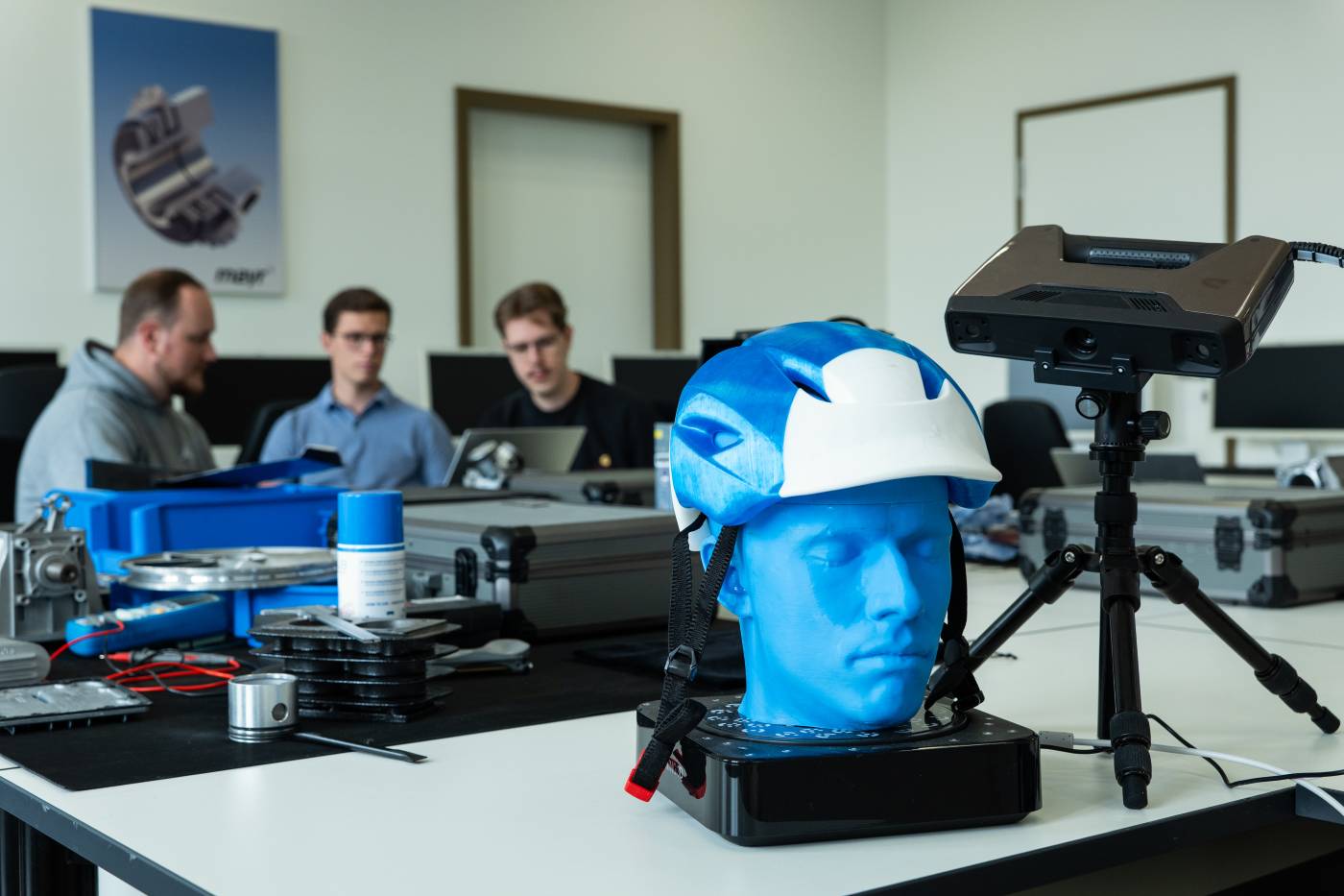 Mit Hilfe eines 3D-Scanners und -Druckers entstand als Dummy f&uuml;r den Fahrradhelm ein exaktes Modell von Andreas Balzers Kopf. Foto: J.Wunder/HSBI