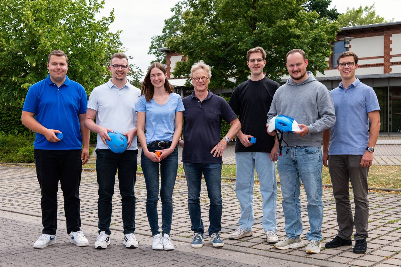 Die HSBI-Studierenden haben in dem Praxisprojekt von Prof. Dr. Andreas Tenzler (m.) Konzepte der Natur analysiert und sie als bionische Strukturen in ein technisches Produkt &uuml;bertragen. Foto: J.Wunder/HSBI
