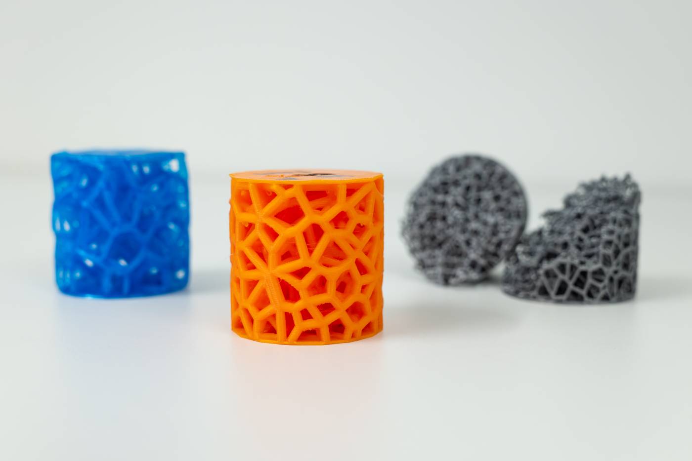 Waben-, Baum- und Voronoi-Strukturen k&ouml;nnen St&ouml;&szlig;e besonders gut absorbieren: Durch ihre spezielle Geometrie sind sie so elastisch, dass sie sich verformen und die Sto&szlig;energie besser verteilen k&ouml;nnen Foto: J.Wunder/HSBI