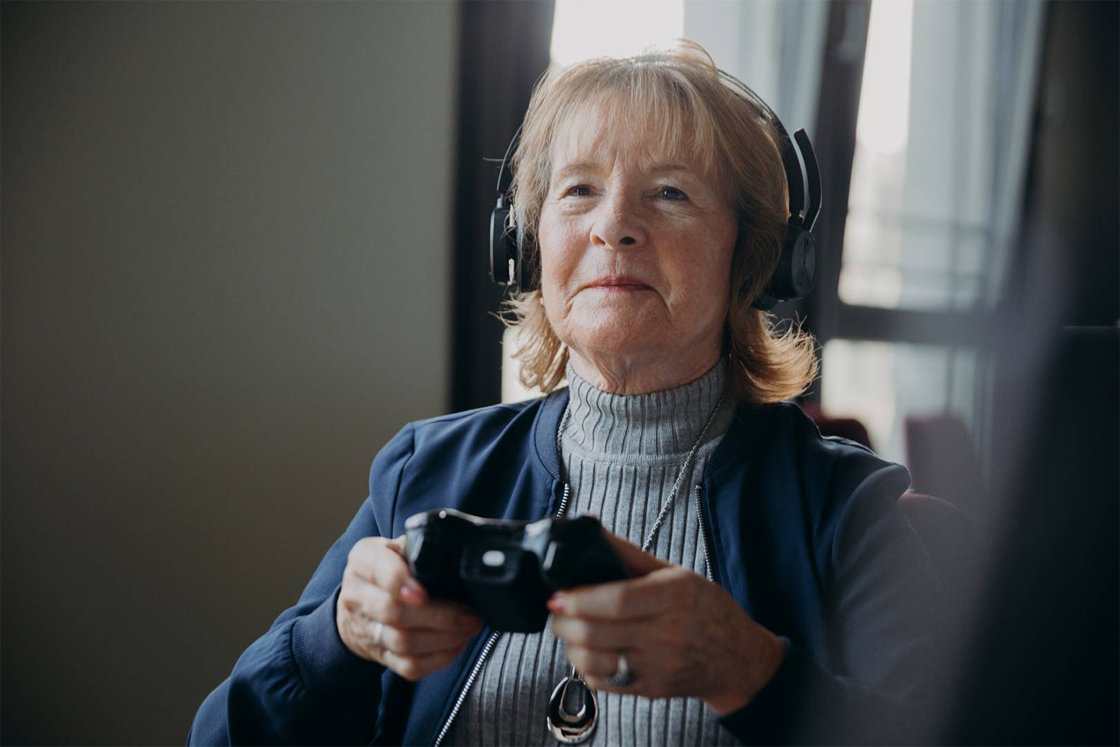 Chantal Faustmann bezog ihre Gro&szlig;mutter Monika von Beginn an in die Entwicklung ein. Gemeinsam mit weiteren &auml;lteren Gaming-Neulingen testete sie das Spiel und gab R&uuml;ckmeldungen, die in die Weiterentwicklung eingeflossen sind. Foto: C. Wolf/HSBI