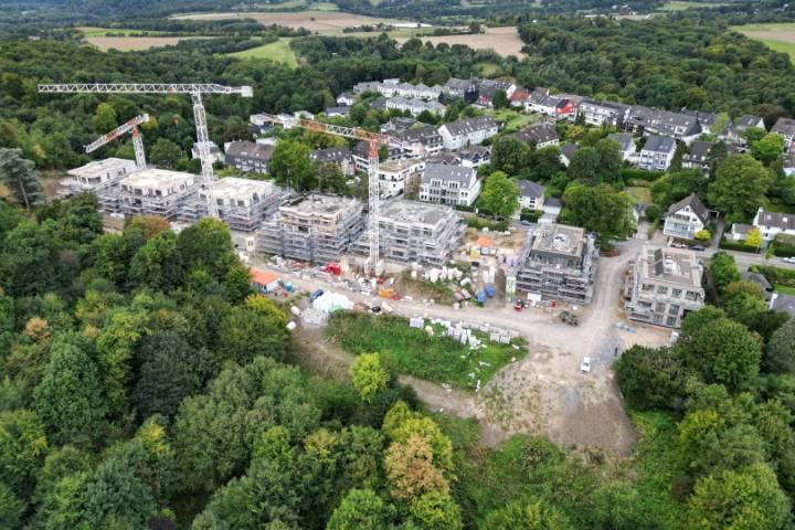 Anspruchsvolles Gro&szlig;projekt: Im September 2025 war der Rohbau der sieben H&auml;user im vollen Gange, unmittelbar nach dem Erreichen des Zwischenziels, widmete sich das Team dem weiteren Ausbau. Foto: K&Ouml;GEL Bau