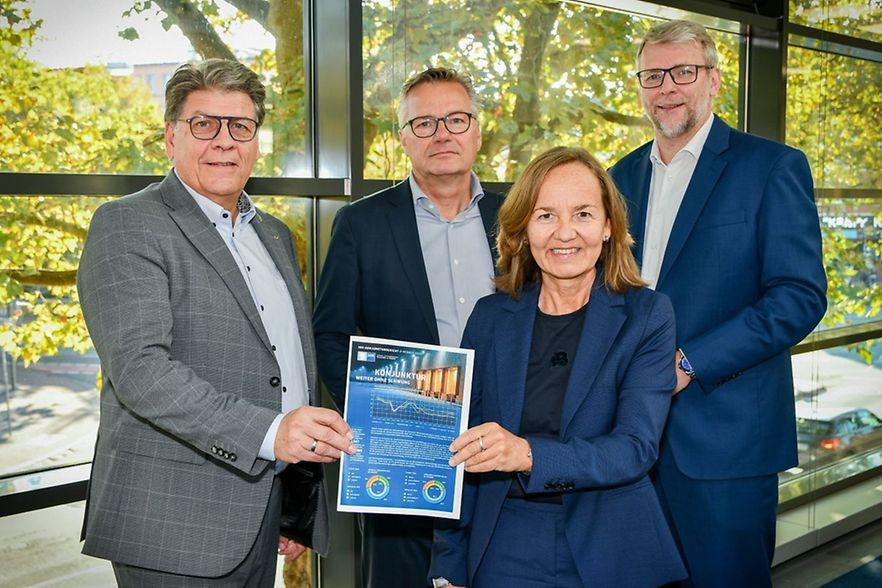 Stellen die Ergebnisse der IHK-Herbstkonjunkturumfrage vor (von links): Handelsausschussvorsitzender Rainer Döring, IHK-Präsident Jörn Wahl-Schwentker, Hauptgeschäftsführerin Petra Pigerl-Radtke und Götz Dörmann, Geschäftsführer International, Handel, Verkehr. Foto: Tilo Sommer/IHK Ostwestfalen