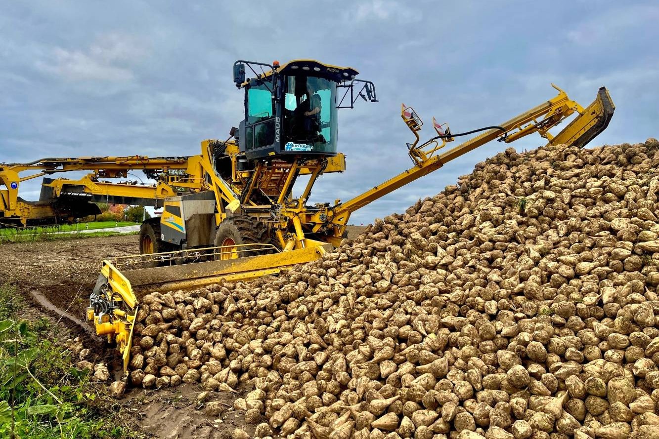 Die Bedingungen f&uuml;r die Feldarbeiten sind passend. Derzeit l&auml;uft die Aussaat des Getreides f&uuml;r die Ernte des n&auml;chsten Jahres. Foto: WLV/Florian Pottkamp