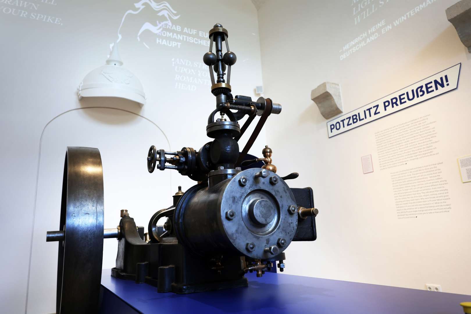 Preu&szlig;en war auch ein Land der Technik: Eine historische Dampfmaschine verweist in der neuen Dauerausstellung des LWL-Preu&szlig;enmuseums Minden auf Innovationen und Forschung.&rdquo; LWL/Alex Lehn