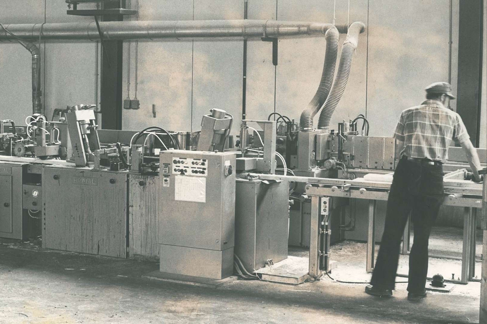 1977 installierte HOWIAL die erste Paketkeilzinkenanlage HV-05 in Kombination mit einer Verleimpresse VP-132-LA bei einem Brettschichtholzhersteller. Foto: HOWIAL