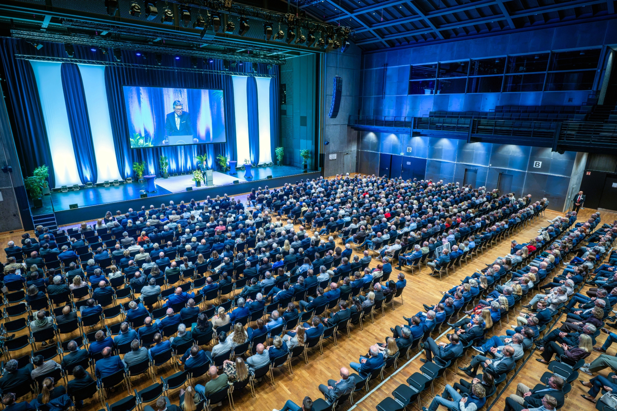Volles Haus: IHK-Pr&auml;sident J&ouml;rn Wahl-Schwentker bei seiner Begr&uuml;&szlig;ungsrede zum Unternehmertag OWL 2026 im Gro&szlig;en Saal der Stadthalle in Bielefeld. Foto: Thomas F. Starke/Unternehmertag OWL