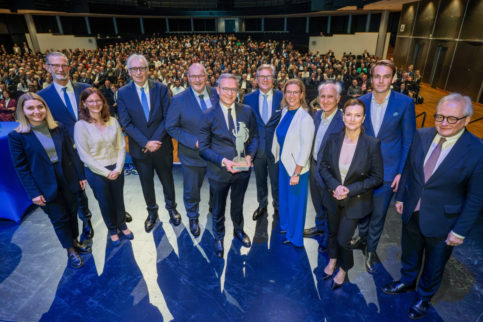 Die Veranstalterdelegation und der Hauptredner des 45. Unternehmertages OWL (von links): Clara Bickmann (Wirtschaftsjunioren Paderborn + H&ouml;xter), Jan-Erik Weinek&ouml;tter (Handelsverband OWL), Katharina Himmerich (Wirtschaftsjunioren Ostwestfalen), Volker Steinbach (IHK Lippe zu Detmold), Peter Eul (Handwerkskammer OWL), Bundesminister Dr. Karsten Wildberger, J&ouml;rn Wahl-Schwentker (IHK OWL), Daniela K&ouml;ller (Marketing Club OWL), Arndt W. Bertelsmann (Die Familienunternehmer Regionalkreis OWL), Cornelia Moss (Industrie- und Handelsclub OWL), Tim Stricker (Die Jungen Unternehmer Regionalkreis OWL), Burkhard Marcinkowski (Unternehmerverband der Metallindustrie Ostwestfalen Bielefeld-Herford-Minden). Foto: Thomas F. Starke/Unternehmertag OWL