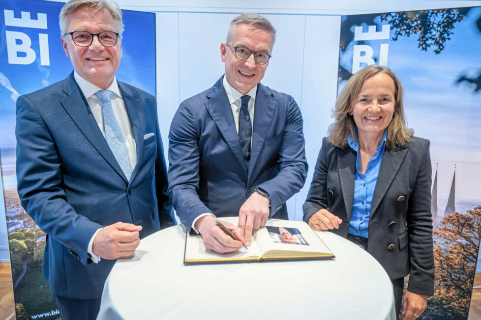 Bundesminister Dr. Karsten Wildberger beim Eintrag in das „Goldene Buch“ des Unternehmertags OWL mit IHK-Präsident Jörn Wahl-Schwentker und IHK-Hauptgeschäftsführerin Petra Pigerl-Radtke. Foto: Thomas F. Starke/Unternehmertag OWL