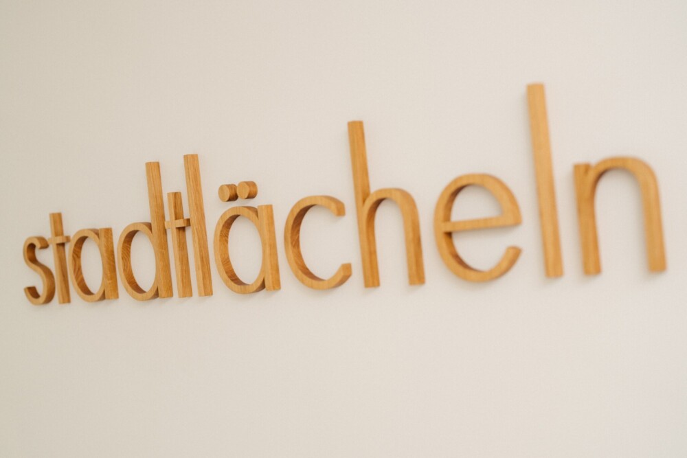 Modern, symphatisch und positiv: Mit &bdquo;Stadtl&auml;cheln" hat Lena Minnig ihrer Praxis einen Namen gegeben, der im Ged&auml;chtnis bleibt und zur Atmosph&auml;re passt. Foto: Benni Janzen