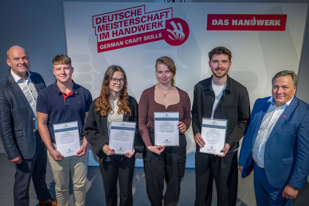 Die Besten aus Lippe: Carl-Christian Goll (Gesch&auml;ftsf&uuml;hrer Berufsbildung der HWK OWL, links) und HWK-Vizepr&auml;sident Ralf Noltemeyer (recjts) ehren (von links) Leon Z&uuml;nkler (Stefan T&ouml;neb&ouml;n e.K. Fleischermeister), Tabita Abrams (Neumann GmbH & Co. KG), Lena Sauter (Natursteinwerkstatt S&uuml;mnich, Steinmetz- und Steinbildhauer Meister) und Fabio Deinert (Vogels&auml;nger Studios GmbH & Co. KG). Foto: Thomas F. Starke/HWK OWL