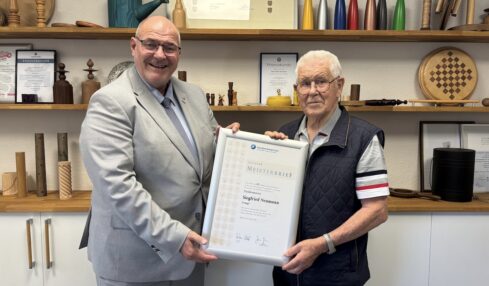 65 Jahre Tischler-Meister: Siegfried Neumann erhält Eisernen Meisterbrief