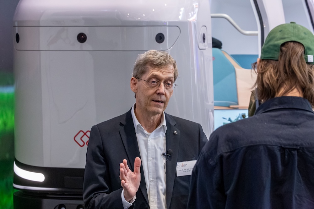 Bahnexperte Prof. Dr. Rolf Naumann leitet das MONOCAB-Projekt an der HSBI. Foto: Peter Wehowsky