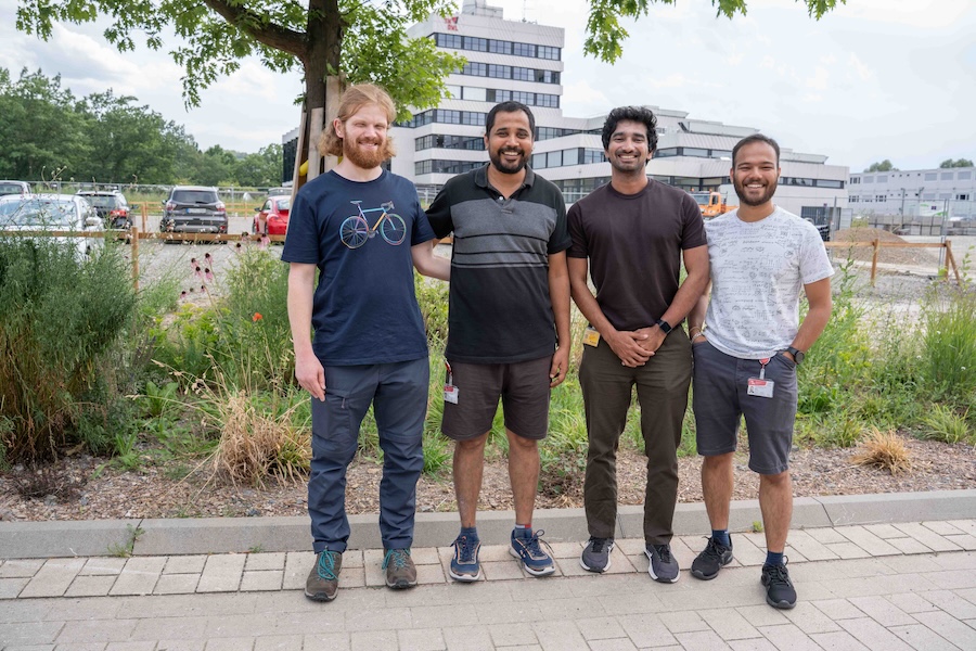 &Uuml;ber Kontinente hinweg: Jesse Petau (von links), Raghu Jayaramu, Ravikiran und Aditya Sharma streben eine langfristige Zusammenarbeit zwischen der TH OWL und dem NIE in Indien an. Foto: TH OWL