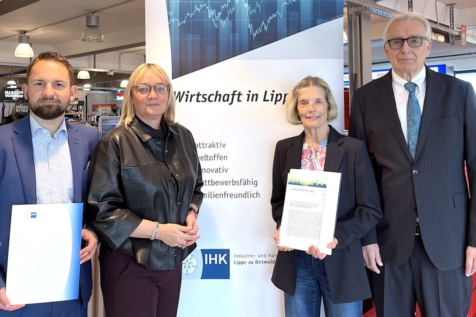 Blicken auf die Konjunktur in der Region: IHK-Präsident Volker Steinbach (rechts) zusammen mit (von links) IHK-Vizepräsidentin Annette Küstermann sowie IHK-Hauptgeschäftsführerin Svenja Jochens und IHK-Referent Timm Lönneker.  Foto: IHK Lippe
