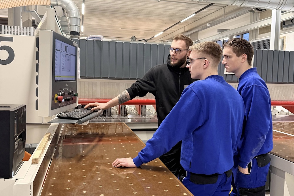In der Lehrfabrik M&ouml;belindustrie werden die Auszubildenden an hochmodernen Produktionsanlagen geschult. Foto: VDM