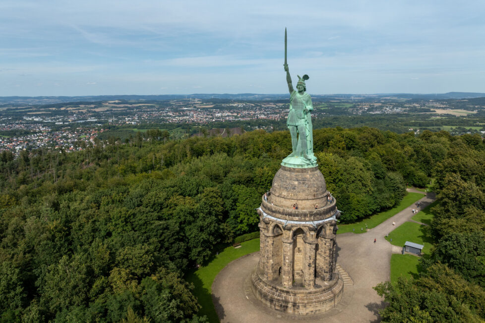 Die enge Verbindung zwischen Unternehmen, Beschäftigten und den Kommunen ist eine der Hauptfaktoren für die wirtschaftliche Stärke Lippes. Doch die ist nichts selbstverständlich. Foto: dpa/Friso Gentsch